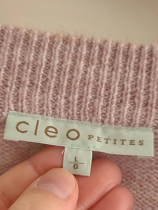Cleo Petites V-neck. Size L - Picture 2 of 5